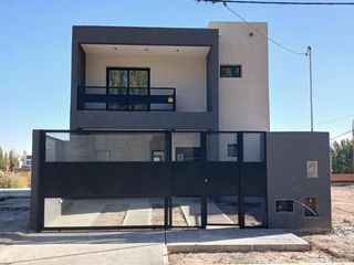 Foto 1 de Dúplex en venta - 3 Dormitorios 3 Baños - 208Mts2 - Cipolletti