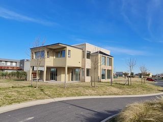 Foto 3 de Casa al lago en Puertos del Lago Escobar  Araucarias