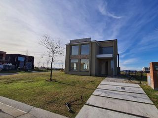 Foto 5 de Casa al lago en Puertos del Lago Escobar  Araucarias