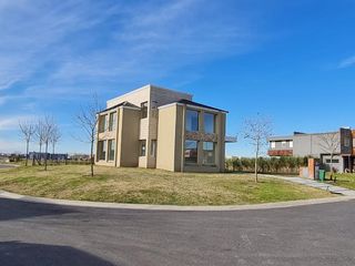 Foto 1 de Casa al lago en Puertos del Lago Escobar  Araucarias