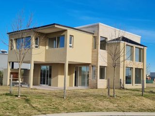 Foto 4 de Casa al lago en Puertos del Lago Escobar  Araucarias