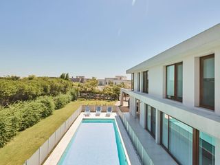 Foto 1 de Casa Moderna en Barrio El Golf con Vista Privilegiada al Fairway