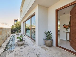 Foto 3 de Casa Moderna en Barrio El Golf con Vista Privilegiada al Fairway