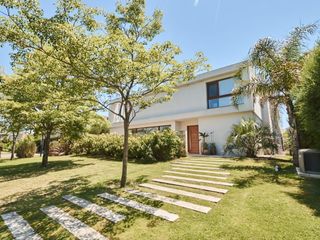 Foto 2 de Casa Moderna en Barrio El Golf con Vista Privilegiada al Fairway