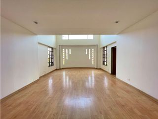 Foto 4 de Hermosa casa por el camellòn del Salvio Cota