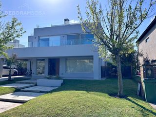 Foto 4 de Casa 5 ambientes en Los Alisos Con Pileta