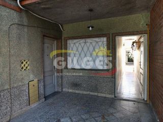 Foto 1 de Venta de PH 3 Amb. en Lomas Del Mirador  Pta. baja al Fte. con patio