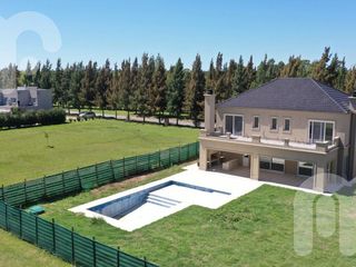 Foto 1 de VENTA CASA DE 7 DORMITORIOS EN MIRALAGOS