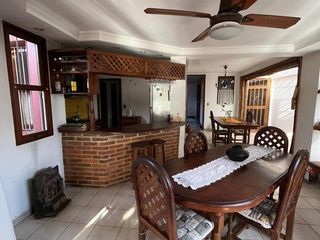 Foto 11 de Casa en venta - 5 Dormitorios 2 Baños - Cochera - 450Mts2 - La Plata