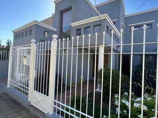 Foto 1 de Casa en venta - 5 Dormitorios 2 Baños - Cochera - 450Mts2 - La Plata