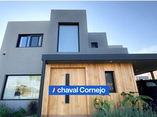 Foto 2 de VENTA CON RENTA/ Casa de 3 dormitorios y dependencia en el Barrio Ceibos, Puertos.