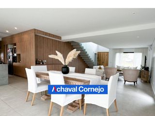 Foto 1 de VENTA CON RENTA/ Casa de 3 dormitorios y dependencia en el Barrio Ceibos, Puertos.