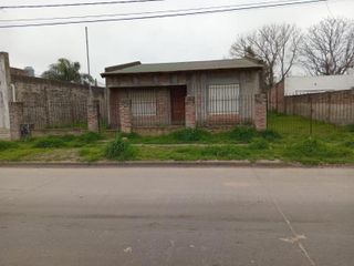 Foto 1 de Casa en venta - 2 Dormitorios 1 Baño - 336Mts2 - Lobos