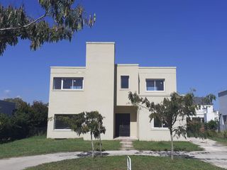 Foto 2 de ALQUILER ANUAL en Santa Guadalupe, Pilar del Este.