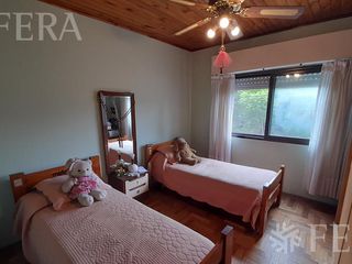 Foto 10 de Venta casa de 4 ambientes con jardín, cochera, balcón y patio en Quilmes Oeste