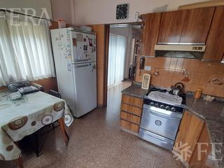 Foto 6 de Venta casa de 4 ambientes con jardín, cochera, balcón y patio en Quilmes Oeste