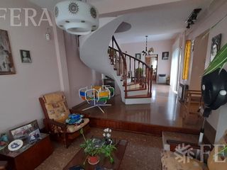 Foto 3 de Venta casa de 4 ambientes con jardín, cochera, balcón y patio en Quilmes Oeste