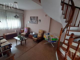 Foto 1 de Venta casa de 4 ambientes con jardín, cochera, balcón y patio en Quilmes Oeste