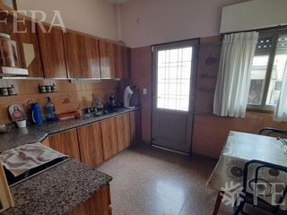 Foto 5 de Venta casa de 4 ambientes con jardín, cochera, balcón y patio en Quilmes Oeste