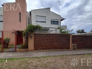 Foto 2 de Venta casa de 4 ambientes con jardín, cochera, balcón y patio en Quilmes Oeste