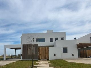 Foto 2 de Casa en  venta al lago de 7 ambientes  en Costas, Puertos del Lago