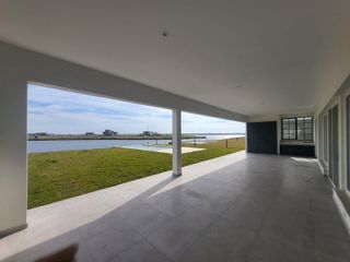 Foto 5 de Casa en  venta al lago de 7 ambientes  en Costas, Puertos del Lago