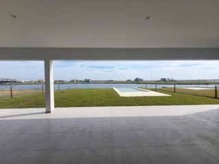Foto 3 de Casa en  venta al lago de 7 ambientes  en Costas, Puertos del Lago