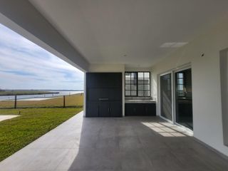 Foto 6 de Casa en  venta al lago de 7 ambientes  en Costas, Puertos del Lago