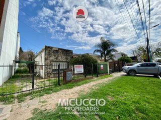 Foto 2 de Lote en venta con casa a reciclar, Carlos Pellegrini N°154 entre Italia y Don Bosco, Escobar centro