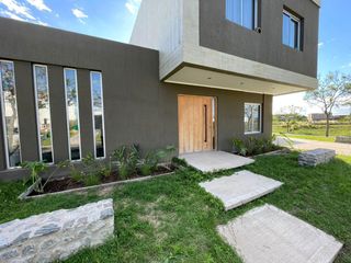 Foto 2 de Casa 4 ambientes en BARRIO VISTAS con pileta - Puertos OPORTUNIDAD