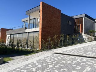 Foto 3 de Venta Casa a Estrenar 3 Dormitorios con increíble vista y jardín. Sector: Yanazarapata -Cumbayá. SC