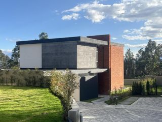 Foto 2 de Venta Casa a Estrenar 3 Dormitorios con increíble vista y jardín. Sector: Yanazarapata -Cumbayá. SC