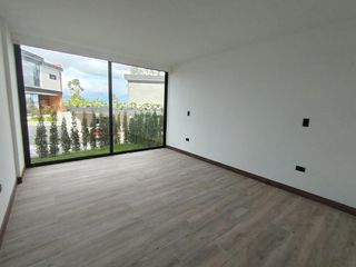 Foto 11 de Venta Casa a Estrenar 3 Dormitorios con increíble vista y jardín. Sector: Yanazarapata -Cumbayá. SC