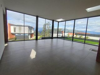 Foto 8 de Venta Casa a Estrenar 3 Dormitorios con increíble vista y jardín. Sector: Yanazarapata -Cumbayá. SC