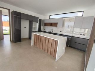 Foto 10 de Venta Casa a Estrenar 3 Dormitorios con increíble vista y jardín. Sector: Yanazarapata -Cumbayá. SC