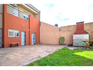 Foto 6 de Chalet en Venta en Chauvin. 4 ambientes. jardin.