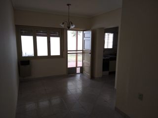 Foto 2 de Casa PH en alquiler en Lanus Este