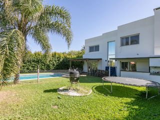 Foto 2 de Casa en  venta en La Comarca, 3 amplios dormitorios, piscina y parque