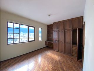 Foto 2 de Monteserrín, Casa en Venta, 397.91m2, 5 Habitaciones