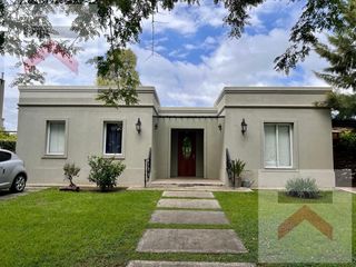 Foto 1 de Casa en una planta en  Barrio San Isidro Labrador al GOLF.