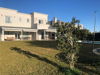 Foto 1 de Casa en venta - 5 dormitorios 3 baños - 200mts2 - El Canton