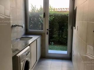 Foto 5 de Venta de hermosa casa en Barrio Castores fondo al lago con pileta y 4 dormitorios