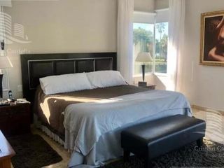 Foto 11 de Venta de hermosa casa en Barrio Castores fondo al lago con pileta y 4 dormitorios