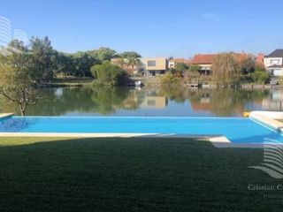Foto 17 de Venta de hermosa casa en Barrio Castores fondo al lago con pileta y 4 dormitorios