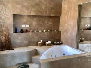 Foto 9 de Venta de hermosa casa en Barrio Castores fondo al lago con pileta y 4 dormitorios