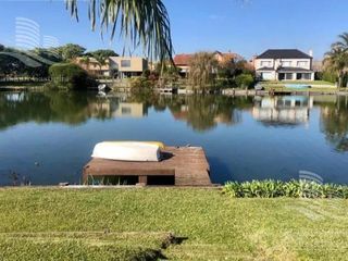 Foto 15 de Venta de hermosa casa en Barrio Castores fondo al lago con pileta y 4 dormitorios
