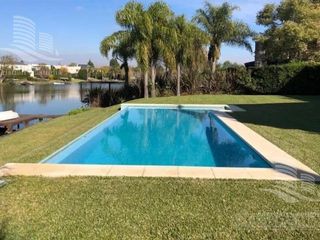 Foto 16 de Venta de hermosa casa en Barrio Castores fondo al lago con pileta y 4 dormitorios