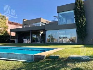 Foto 1 de Venta de hermosa casa en Barrio Castores fondo al lago con pileta y 4 dormitorios