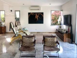 Foto 7 de Venta de hermosa casa en Barrio Castores fondo al lago con pileta y 4 dormitorios