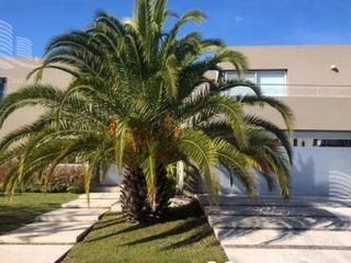 Foto 2 de Venta de hermosa casa en Barrio Castores fondo al lago con pileta y 4 dormitorios